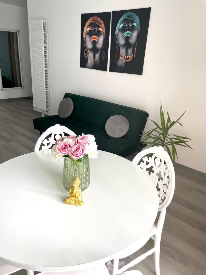 Dominic 2 Beds 1 Sofa Parking Pool Apartament By Alezzi Nord10 Apartment Navodari Bagian luar foto