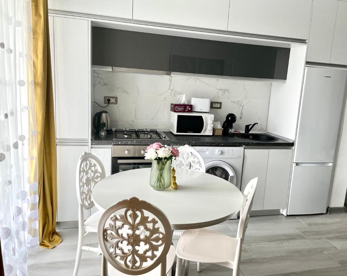 Dominic 2 Beds 1 Sofa Parking Pool Apartament By Alezzi Nord10 Apartment Navodari Bagian luar foto