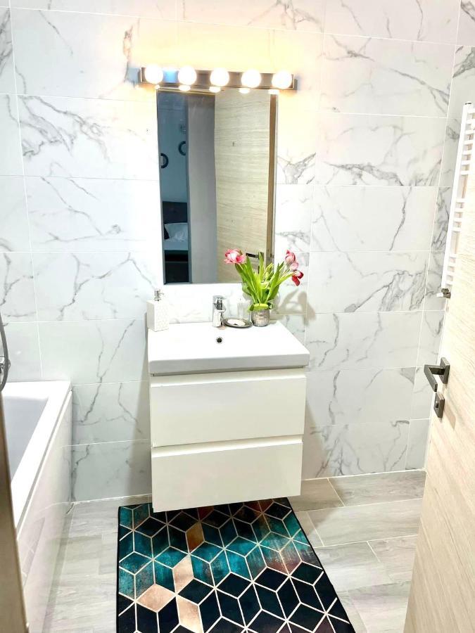 Dominic 2 Beds 1 Sofa Parking Pool Apartament By Alezzi Nord10 Apartment Navodari Bagian luar foto